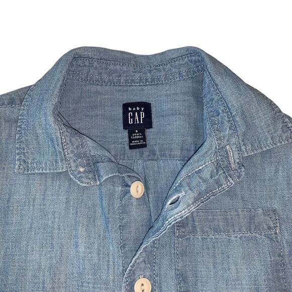 GAP Light Blue Chambray Short Sleeve Button Down Shirt - Picture 2 of 6